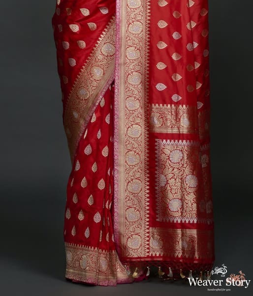 Red_kadhwa_booti_saree_with_gold_and_silver_zari_WeaverStory_04