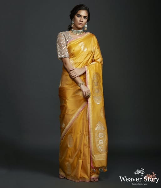 Mustard_kadhwa_banarasi_saree_with_kairi_boota_WeaverStory_02