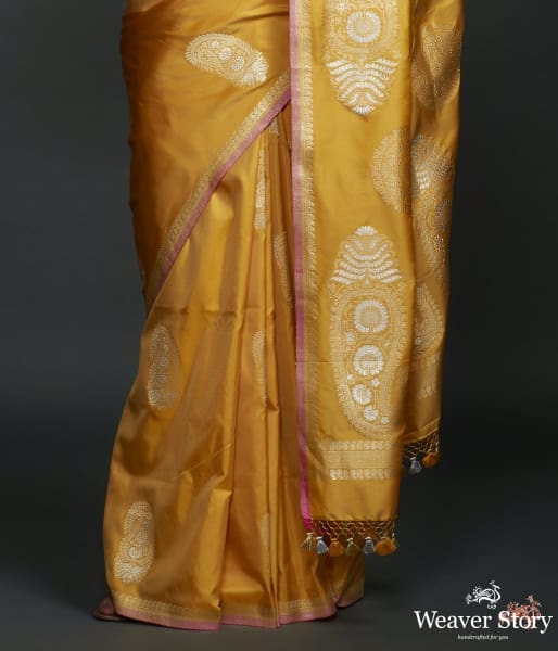 Mustard_kadhwa_banarasi_saree_with_kairi_boota_WeaverStory_04