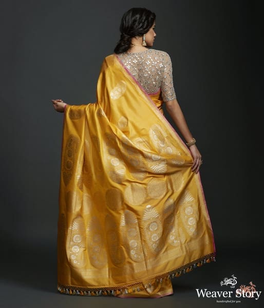 Mustard_kadhwa_banarasi_saree_with_kairi_boota_WeaverStory_03