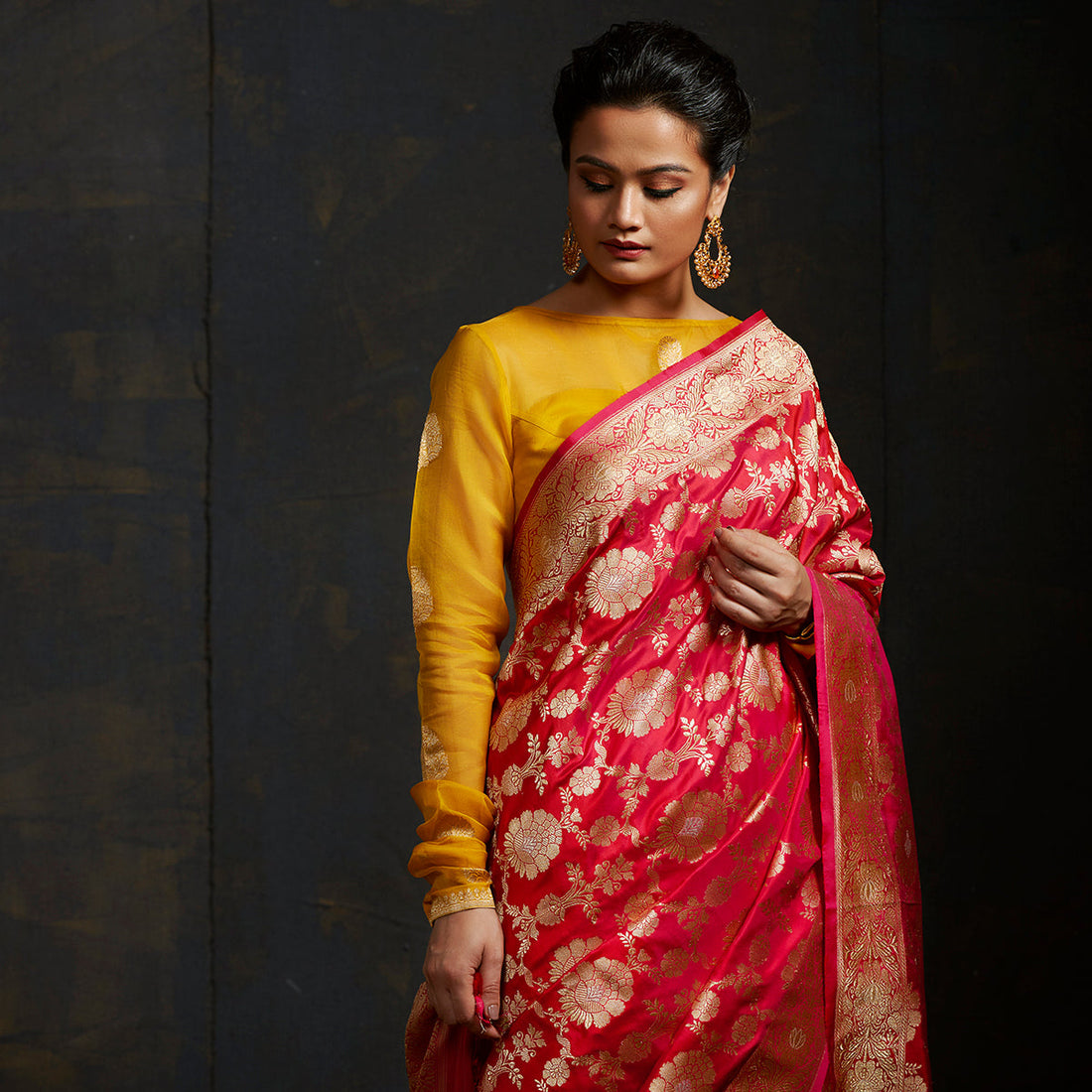 Rani_pink_and_Red_Sona_Rupa_Kadhwa_Jangla_with_intricate_Floral_Jaal_WeaverStory_01