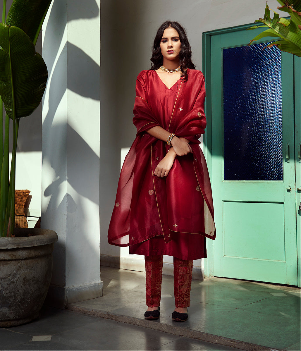 Hand_embroidered_pure_silk_suit_in_mahroon_color_with_Hand_embroidery_dupatta_and_brocade/silk_pants_WeaverStory_03