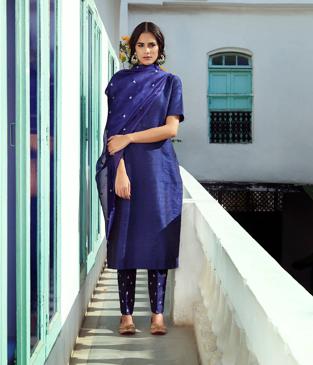 Hand_embroidered_raw_silk_suit_in_navy_blue_color_with_Hand_embroidery_dupatta_and_silk_pants_WeaverStory_05