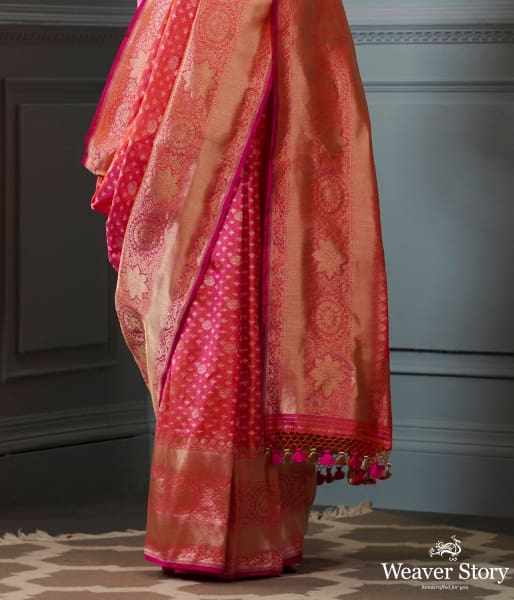 Handwoven_Banarasi_saree_in_Pink_and_peach_dual_tone_with_broad_floral_border_WeaverStory_04