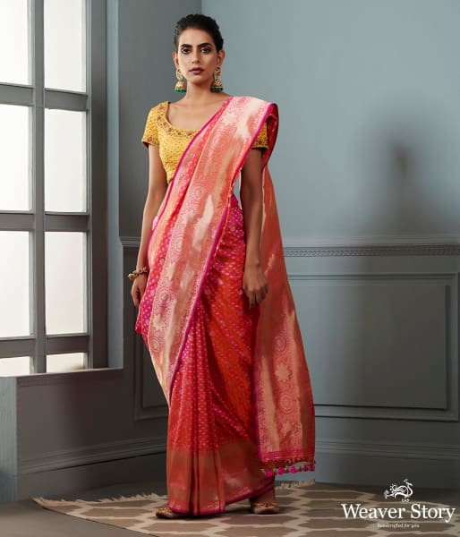 Handwoven_Banarasi_saree_in_Pink_and_peach_dual_tone_with_broad_floral_border_WeaverStory_02