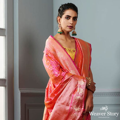 Handwoven_Banarasi_saree_in_Pink_and_peach_dual_tone_with_broad_floral_border_WeaverStory_01