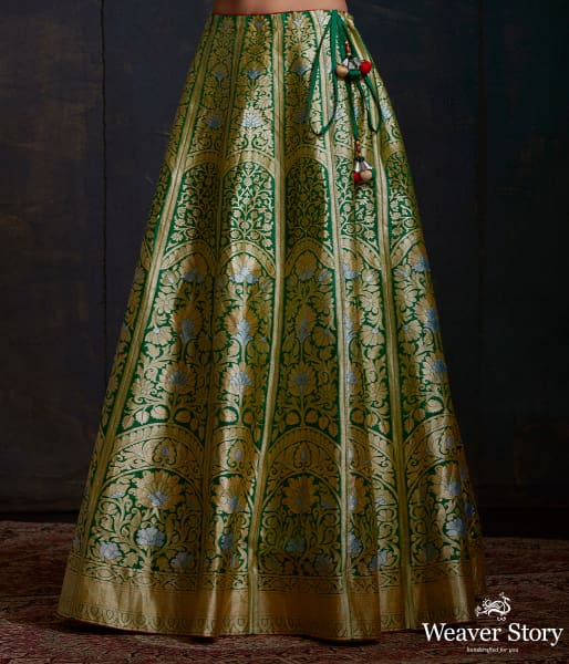 Green_Handloom_Kadhwa_Banarasi_Lehenga_Katan_Silk_in_Emerald_WeaverStory_04