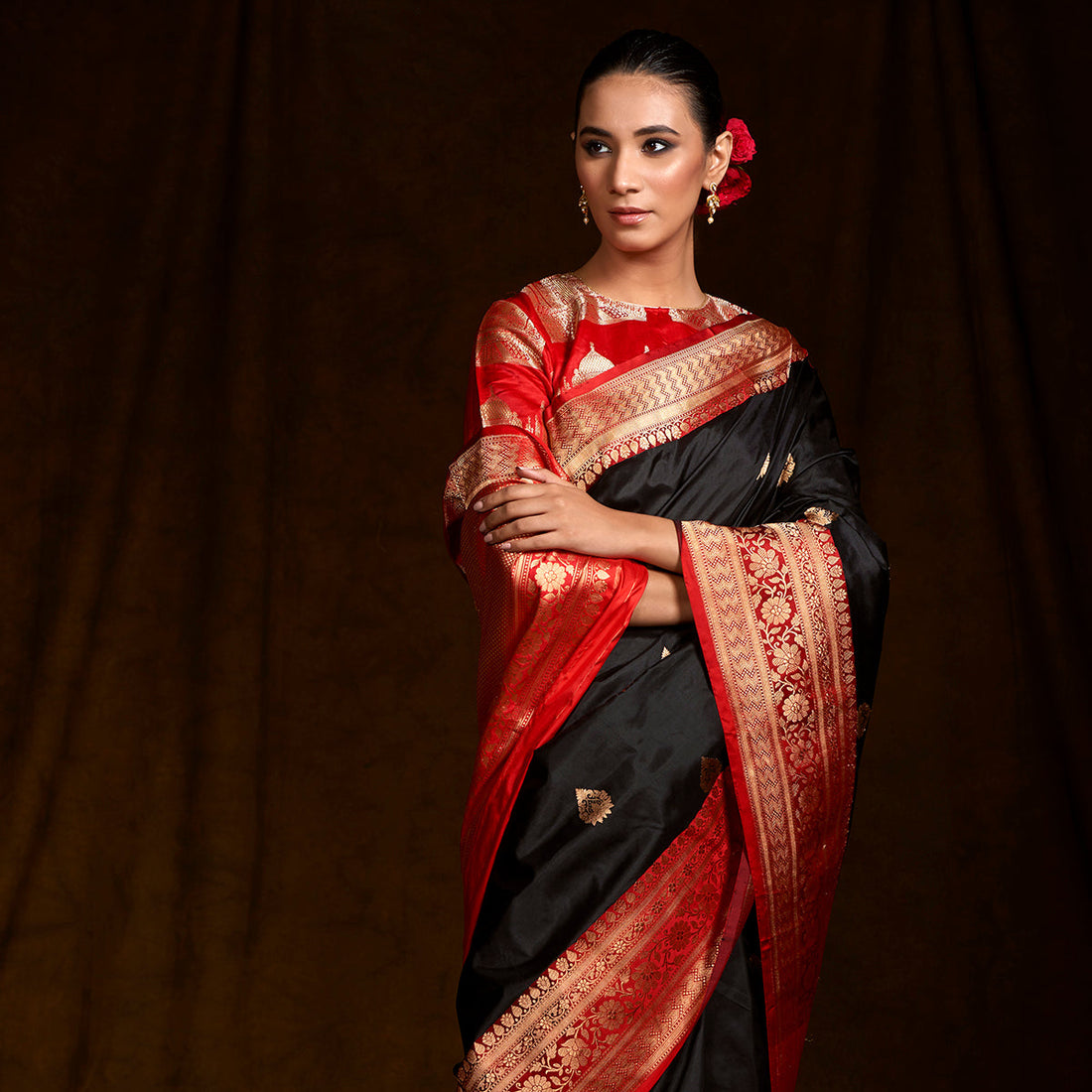 Black_Katan_Silk_Banarasi_with_a_Contrast_Border_WeaverStory_01