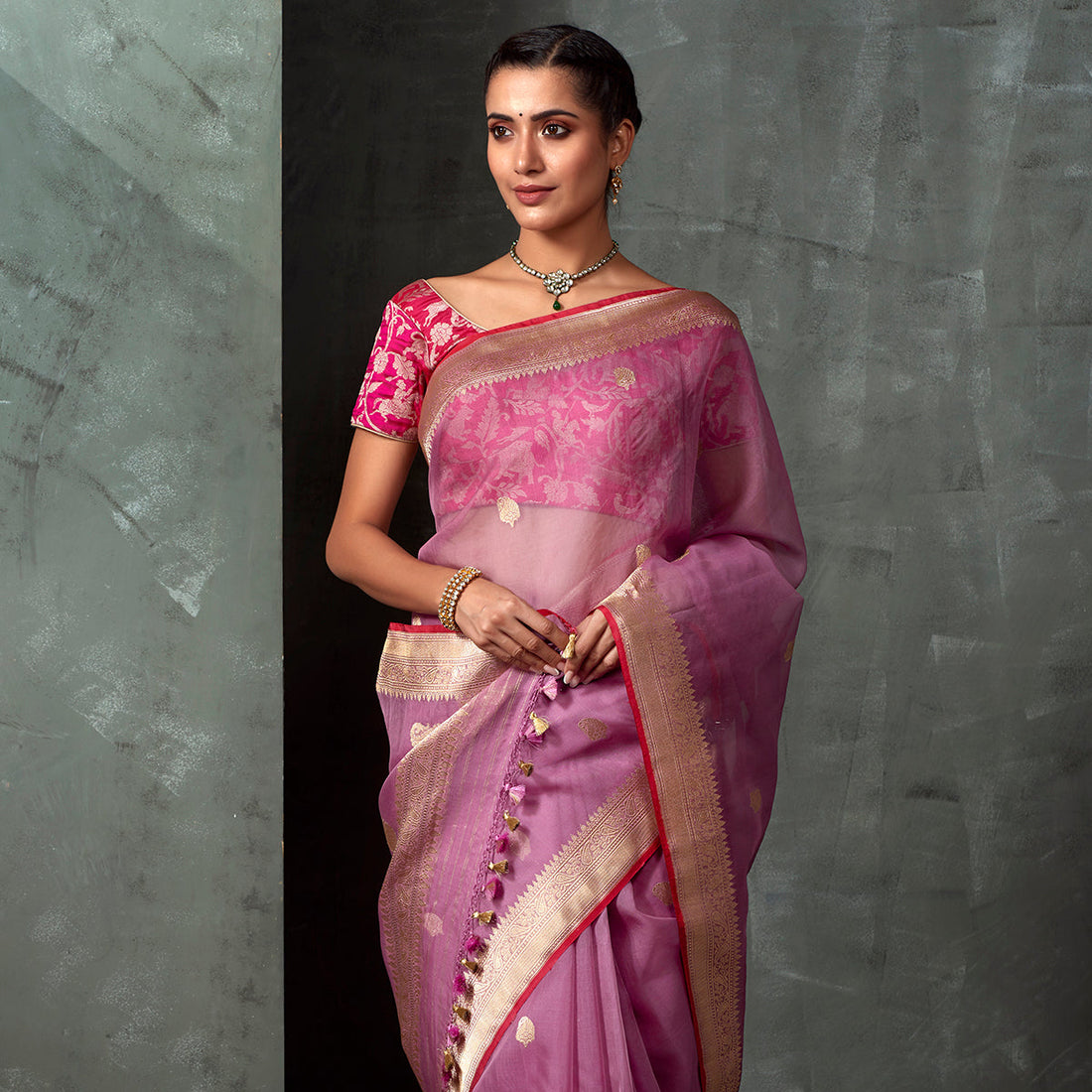 Lilac_Kora_Silk_Banarasi_with_Kadhwa_Booti_and_Red_Selvedge_WeaverStory_01