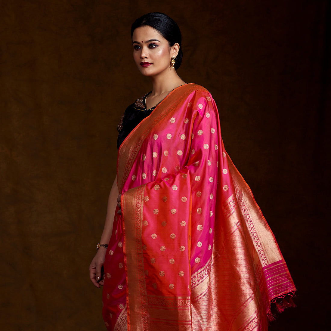Pink_and_Orange_Dual_Tone_Handloom_Katan_Silk_Saree_with_Asharfi_Booti_WeaverStory_01