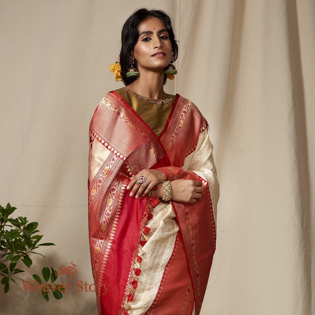 Handloom_OffWhite_and_Gold_Kimkhab_Saree_with_Red_Border_and_Pallu_WeaverStory_01