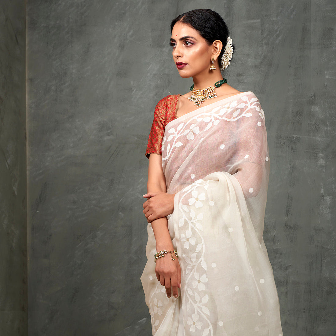 Handwoven_Grey_Muslin_Dhakai_Jamdani_Saree_with_Zari_Weave_WeaverStory_01