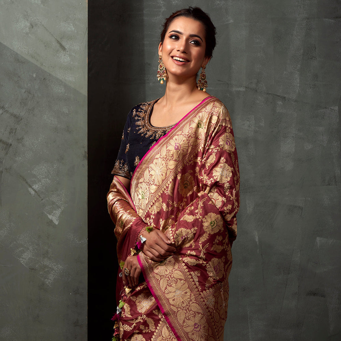 Handwoven_Old_Rose_Kadhwa_Meenakari_Jangla_Saree_WeaverStory_01