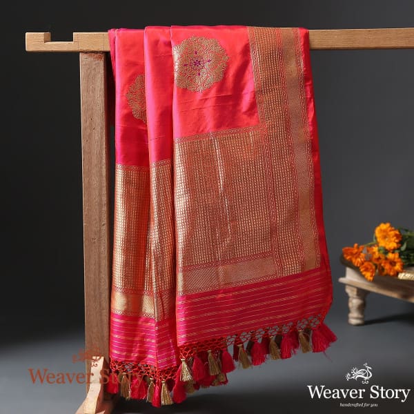 Handwoven_Rani_Pink_Kadhwa_Boota_Dupatta_WeaverStory_01