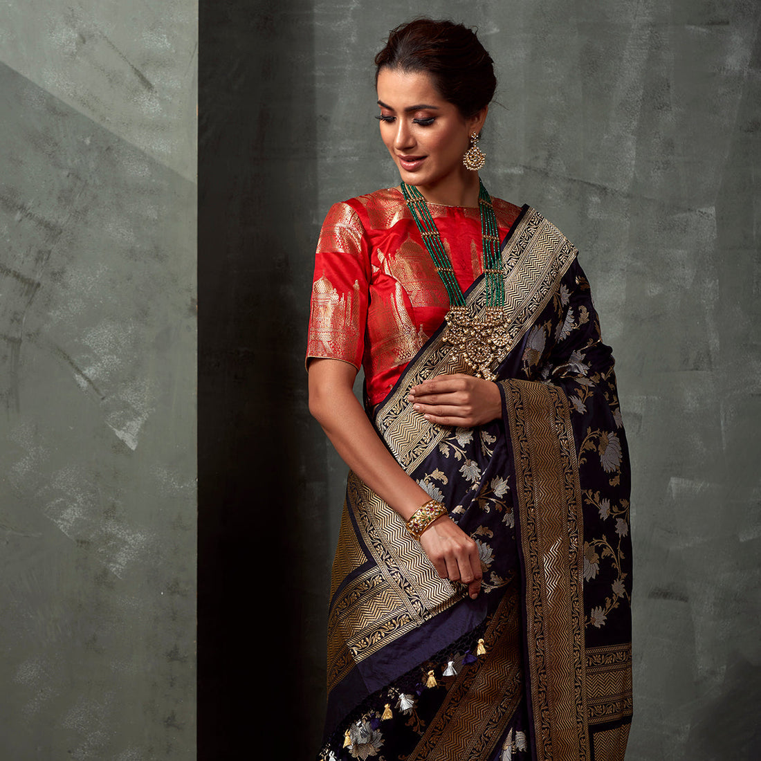 Handwoven_Navy_Blue_Kadhwa_Jangla_Saree_WeaverStory_01