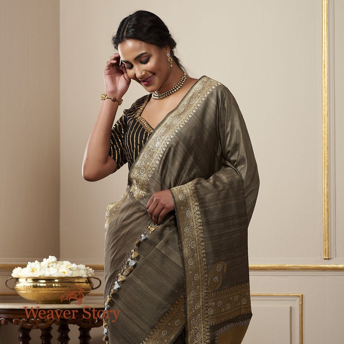 Handloom_Grey_Tusser_Silk_Banarasi_Saree_with_Kadhwa_Border_WeaverStory_01