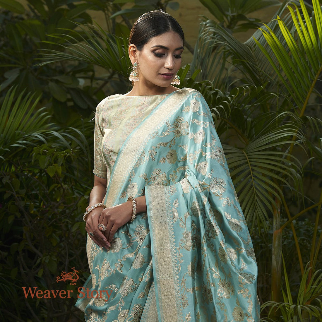 Handwoven_Powder_Blue_Jangla_Saree_with_Flower_Basket_Motifs_WeaverStory_01