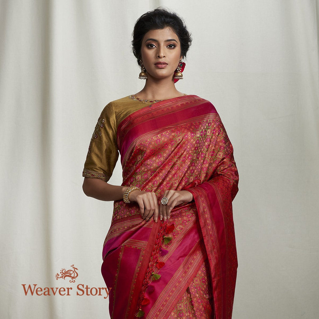 Handwoven_Red_and_Pink_Reshmi_Jamawar_Saree_WeaverStory_01