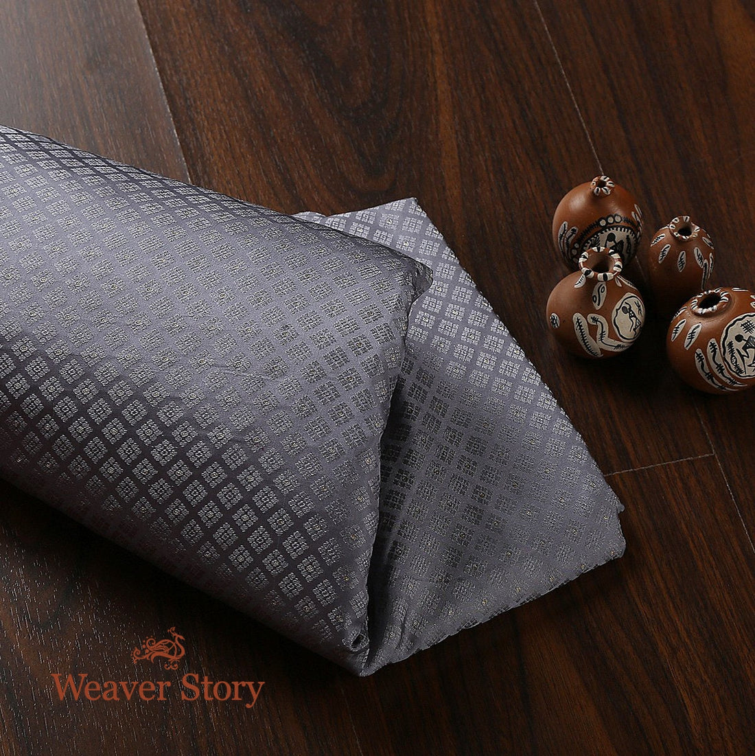 Handloom_Tanchoi_Zari_Booti_Fabric_WeaverStory_01