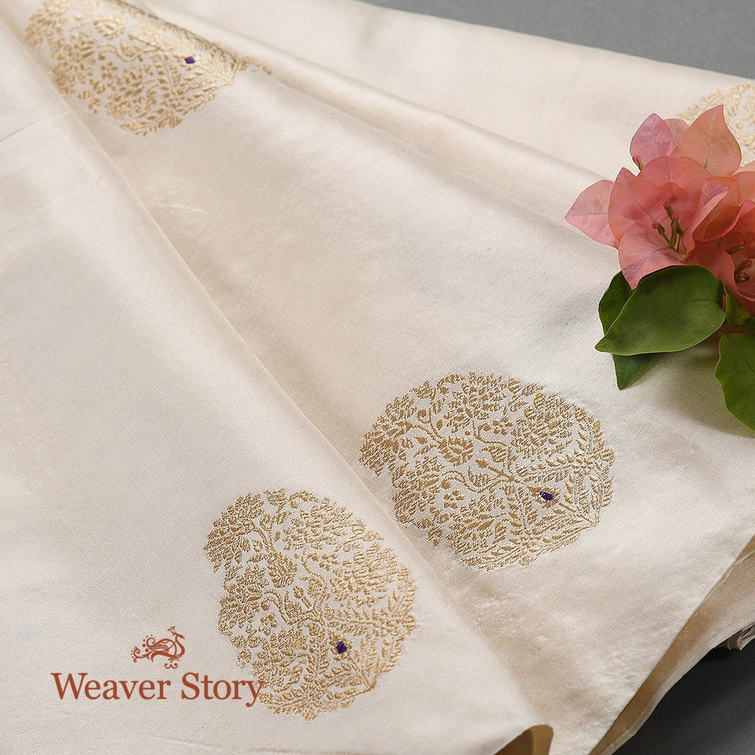 Handloom_Milky_White_Kadhwa_Meenadar_Boota_Fabric_WeaverStory_01