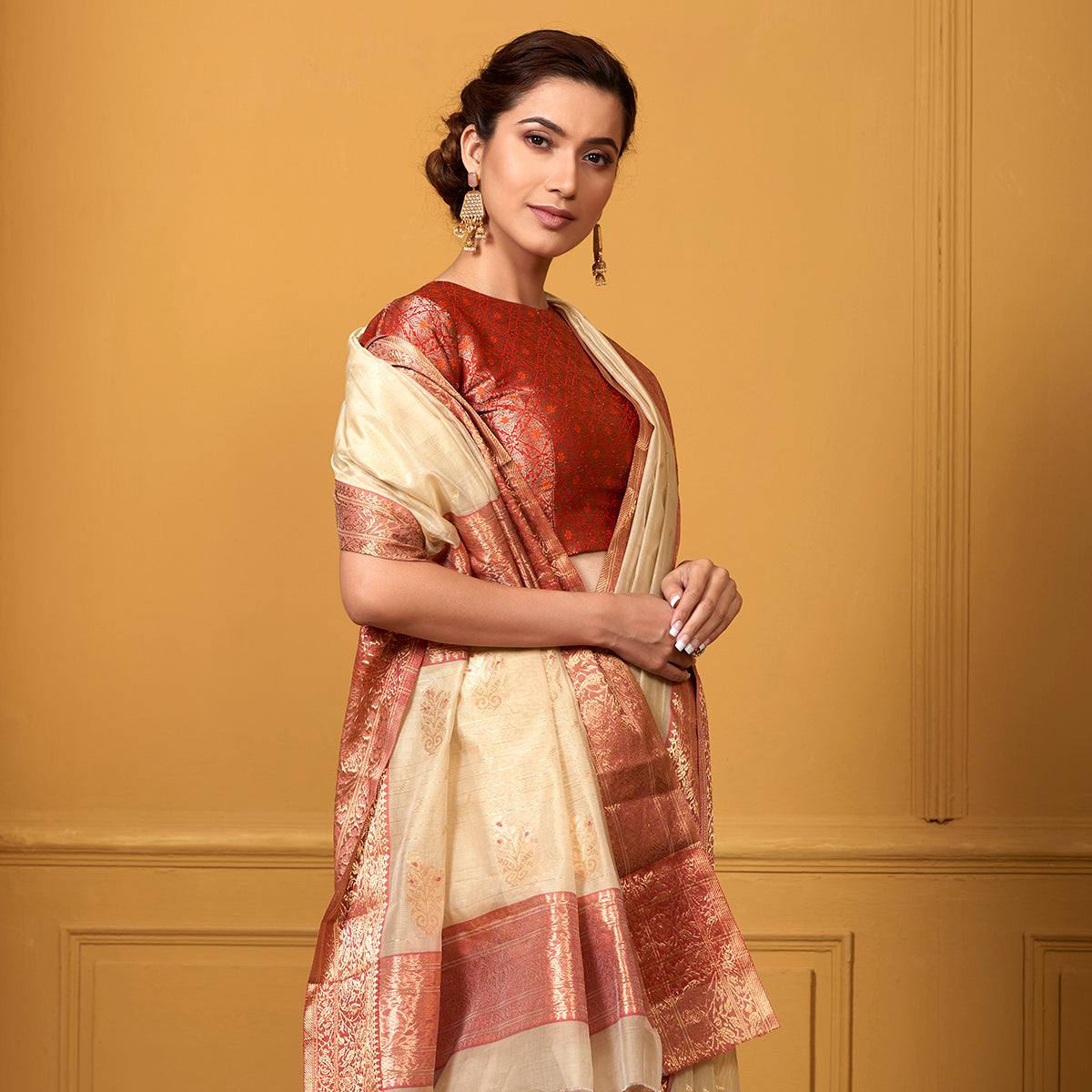 Handwoven_Beige_and_Rose_Pink_Cotton_Silk_Saree_with_Nakshi_Booti_WeaverStory_01