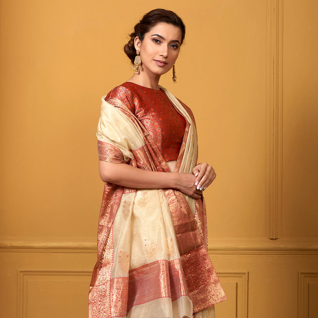 Handwoven_Beige_and_Rose_Pink_Cotton_Silk_Saree_with_Nakshi_Booti_WeaverStory_01