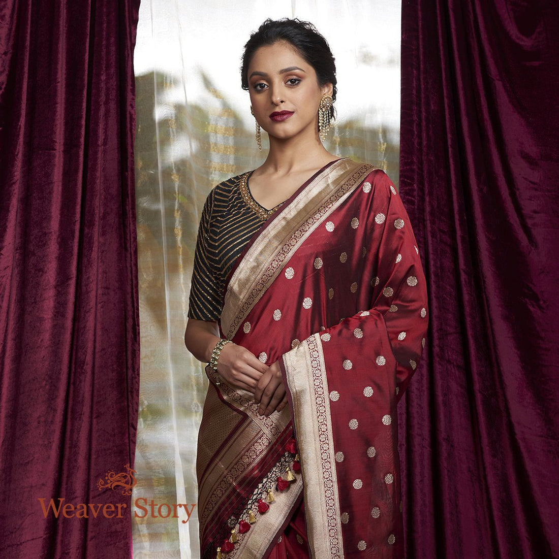 Handwoven_Red_and_Black_Dual_Tone_Asharfi_Booti_Saree_WeaverStory_01