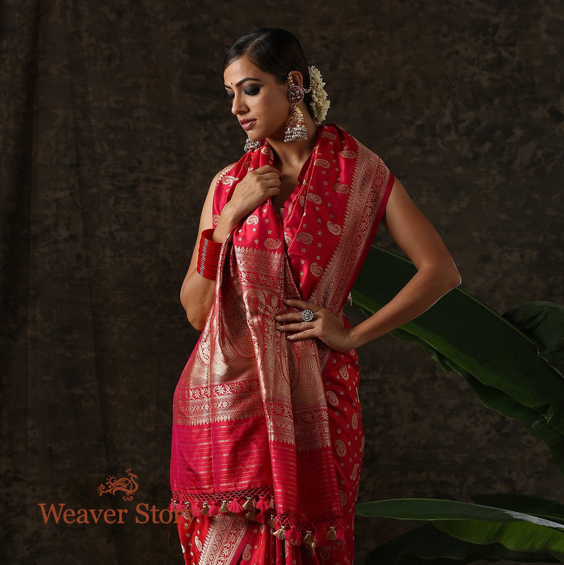 Handwoven_Red_Rani_Dual_Tone_Paisley_Boota_Saree_WeaverStory_01