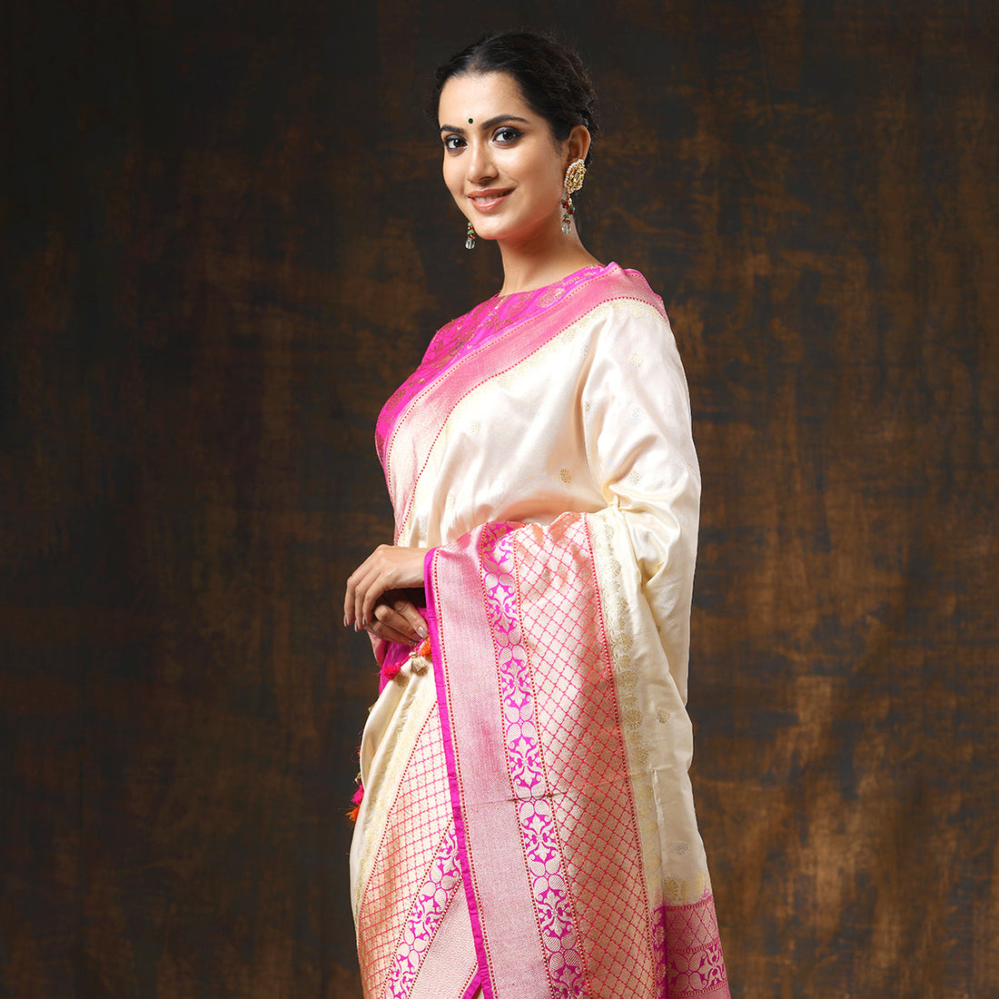 Handloom_OffWhite_Ektara_Kadhiyal_Saree_with_Pink_Border_WeaverStory_01