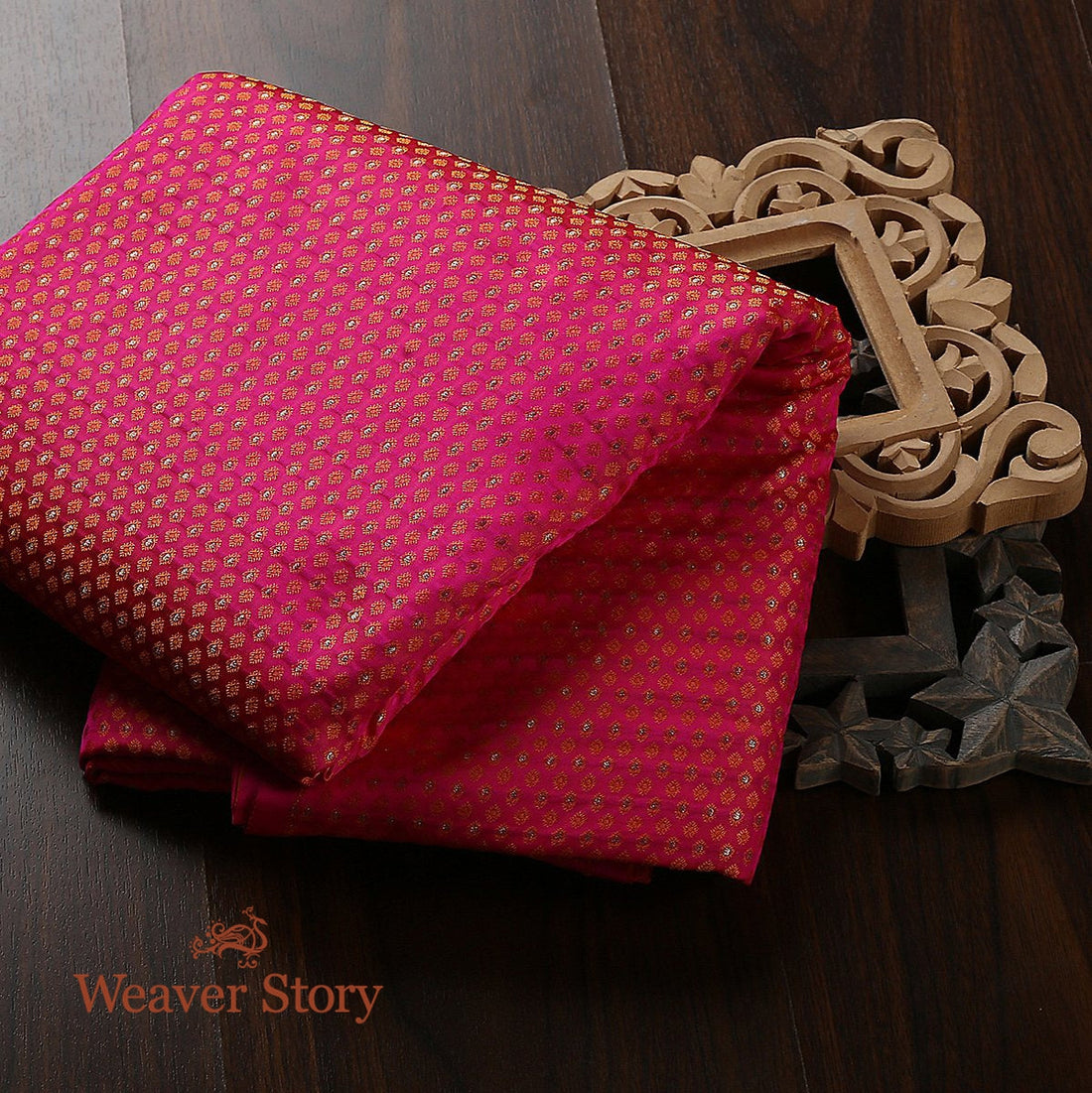Handloom_Pink_and_Orange_Dual_Tone_Tanchoi_Fabric_WeaverStory_01