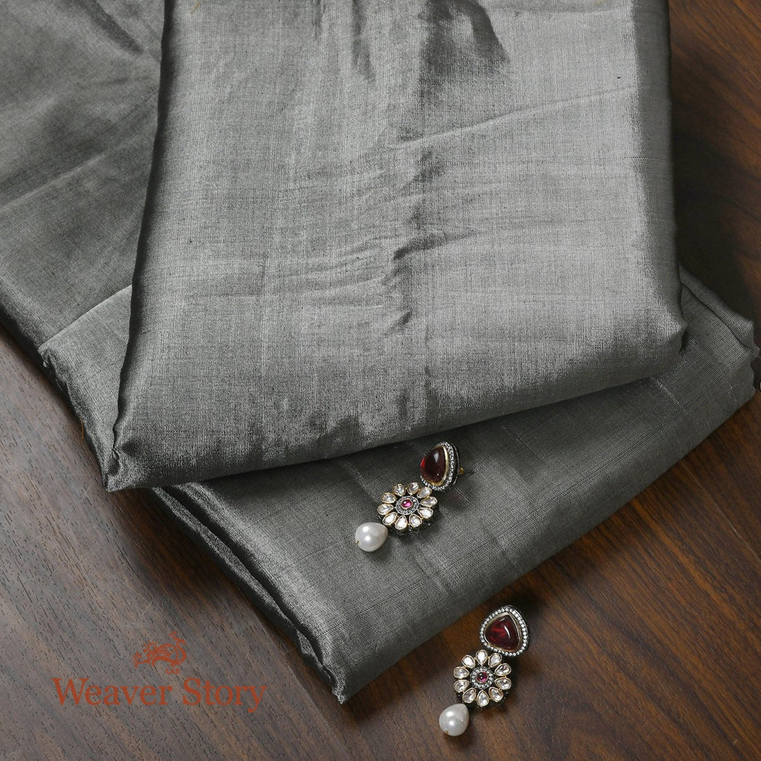 Handloom_Black_Silver_Tissue_Fabric_WeaverStory_01