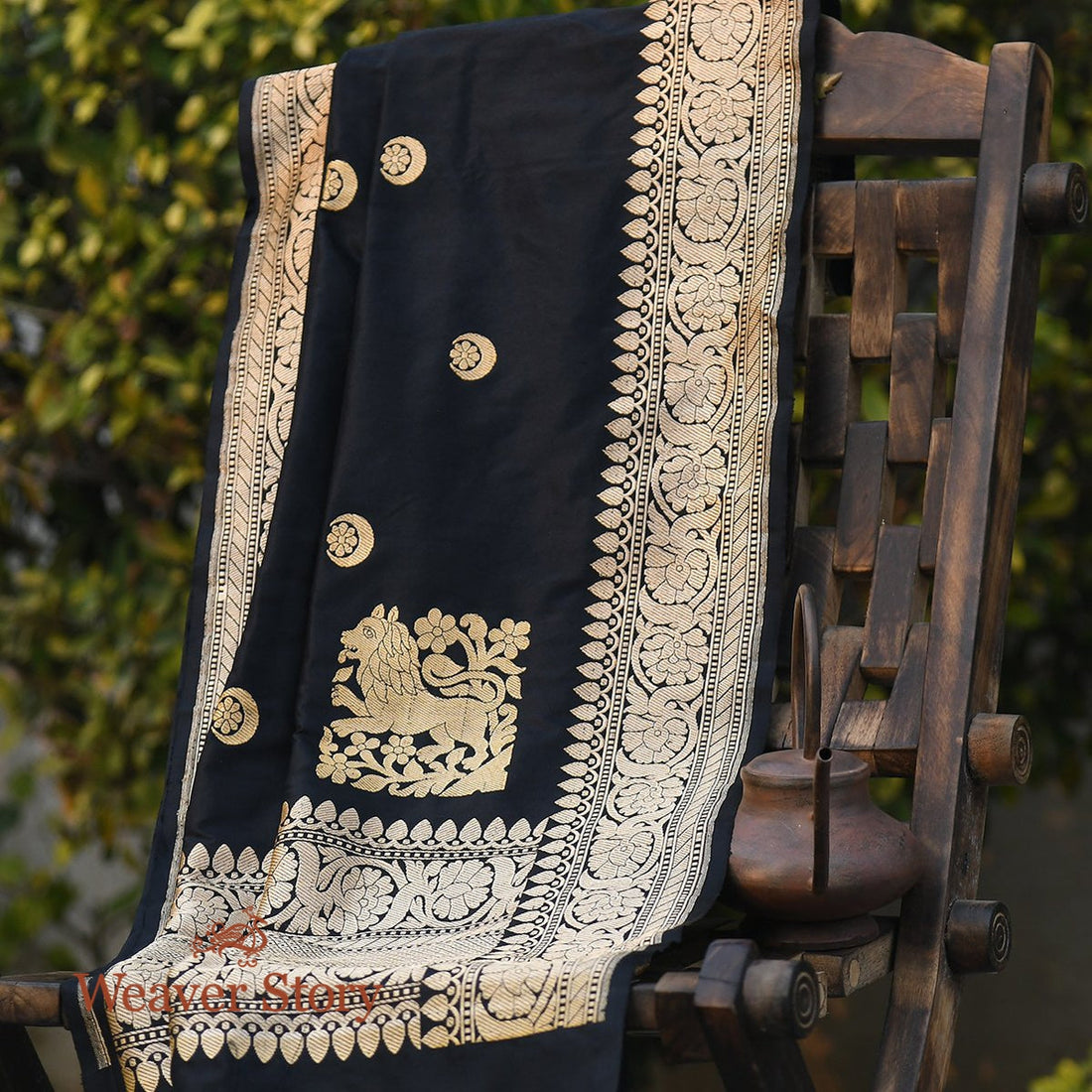 Handloom_Black_Chand_Boota_Dupatta_WeaverStory_01
