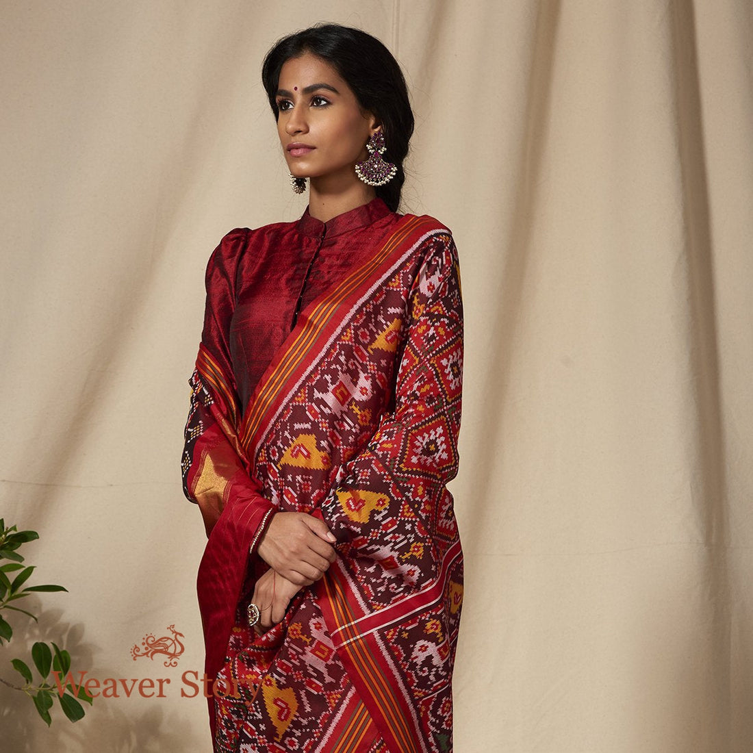 Handwoven_Maroon_and_Red_Dual_Tone_Gujarat_Patola_Saree_WeaverStory_01