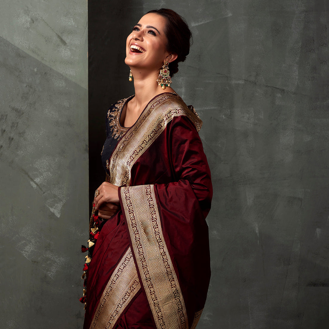 Handwoven_Mahroon_&_Black_Heavy_Zari_Border_Saree_WeaverStory_01