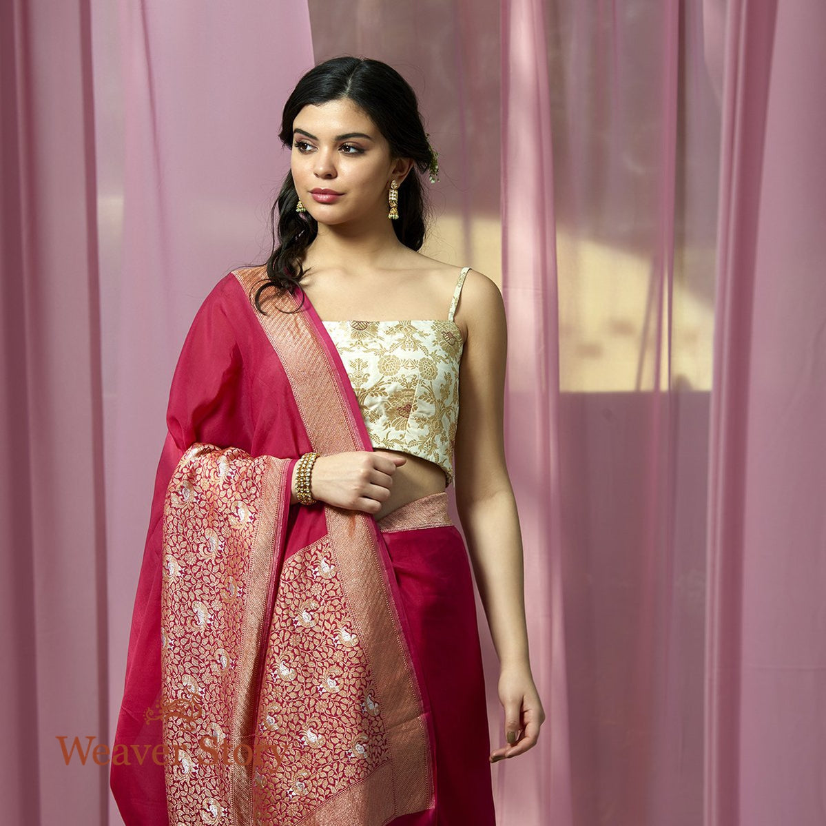 Handwoven_Pink_Banarasi_Georgette_Saree_with_Birds_Woven_on_the_Border_WeaverStory_01