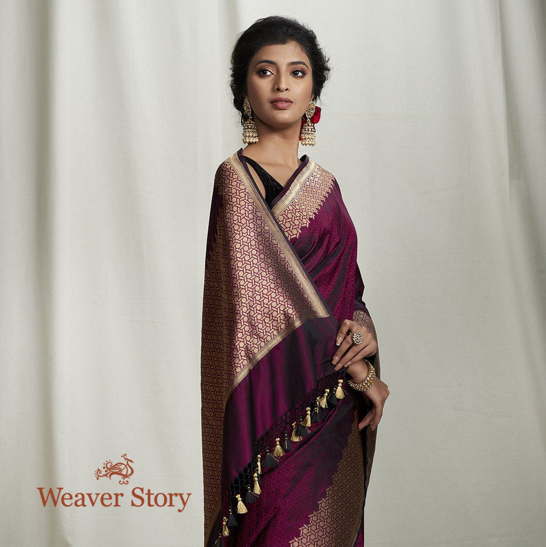 Handwoven_Black_and_Pink_Dual_Tone_Honeycomb_Weave_Banarasi_Saree_WeaverStory_01