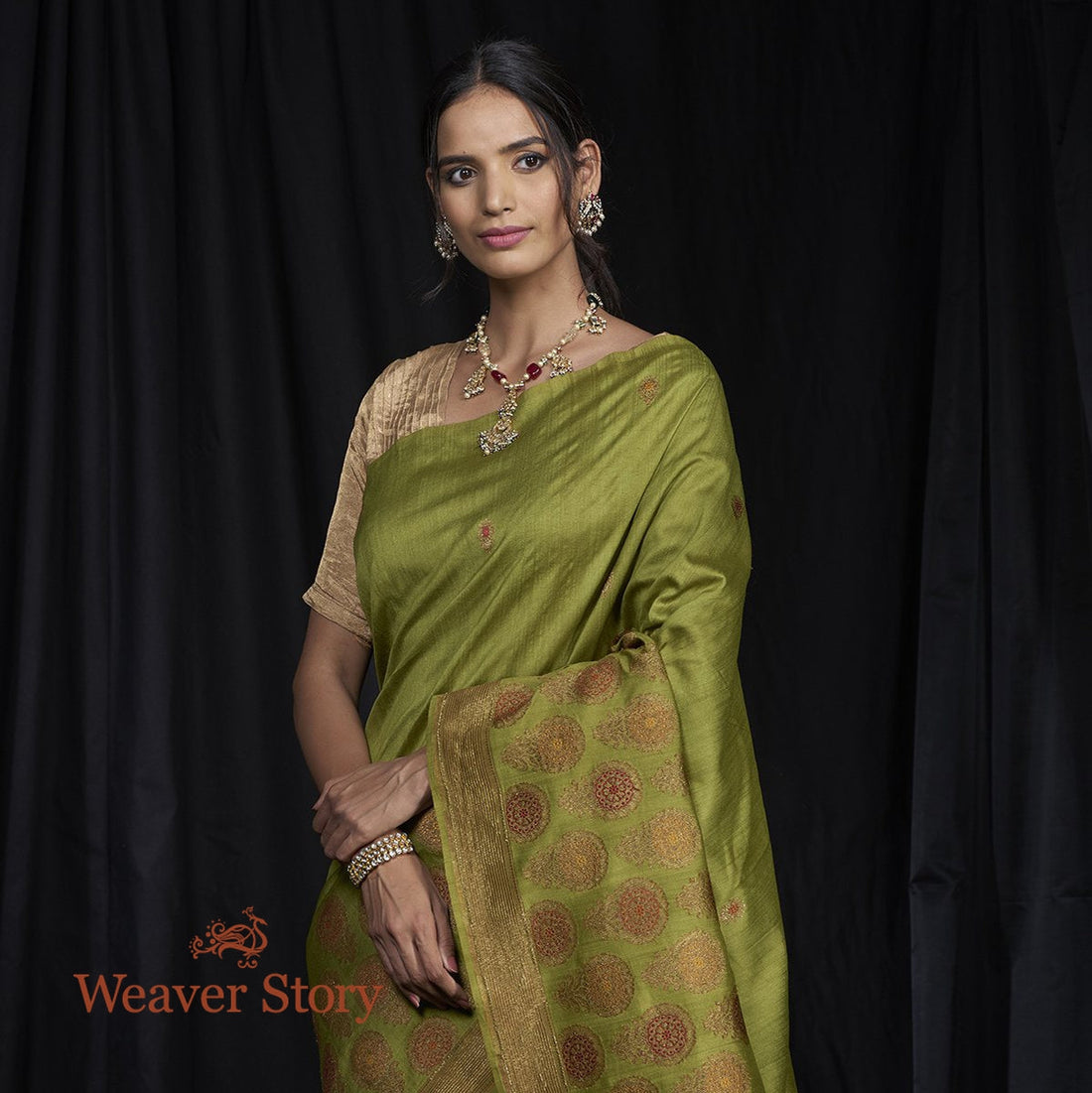 Handwoven_Munga_Saree_with_Big_Floral_Border_WeaverStory_01