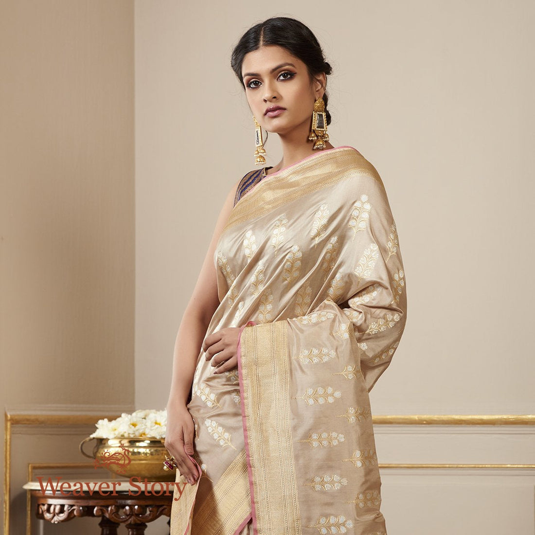Handloom_Beige_and_Grey_Dual_Tone_Saree_with_Sona_Rupa_Zari_Boota_WeaverStory_01