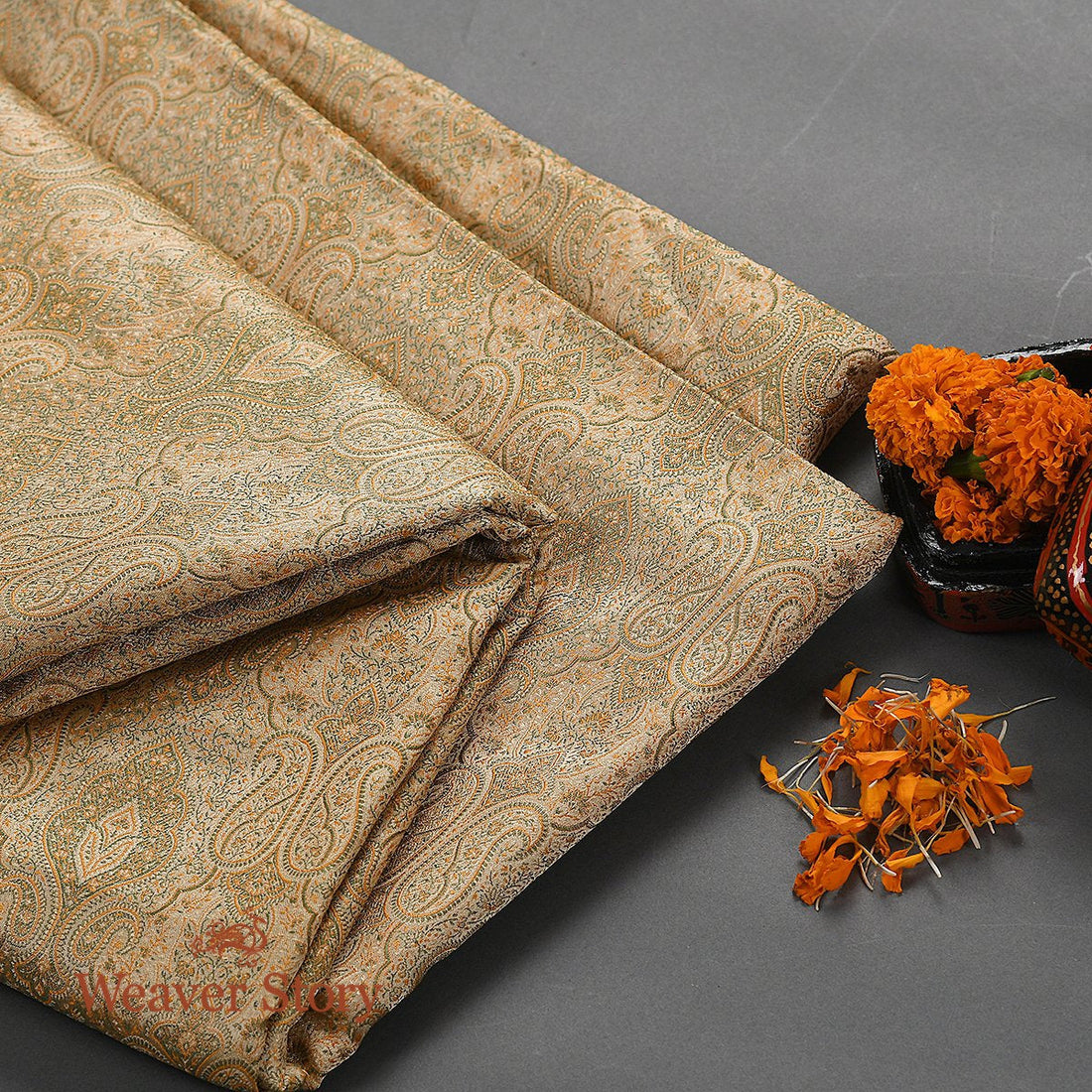 Handloom_Beige_Paisley_Jamawar_Fabric_WeaverStory_01