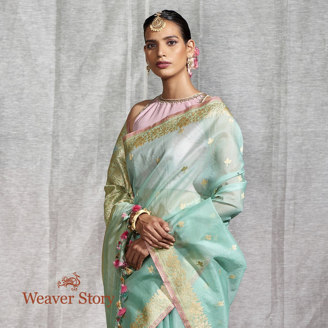 Handloom_Sky_Blue_Kora_Silk_Banarasi_Saree_with_Peach_Selvedge_WeaverStory_01
