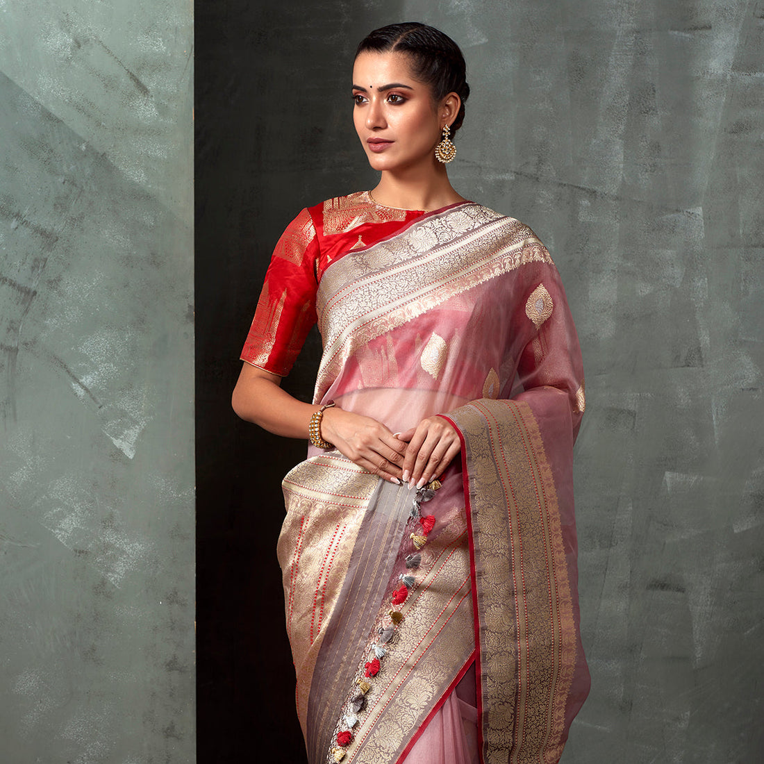 Handwoven_Onion_Pink_Kadhwa_Kora_Saree_with_Red_Selvedge_And_Grey_Blouse_WeaverStory_01