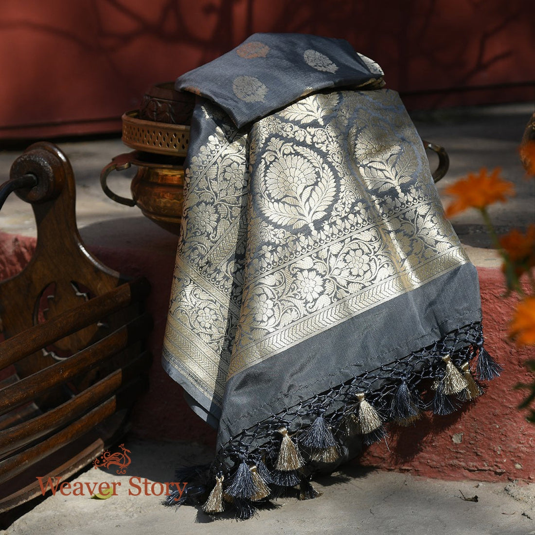 Handloom_Grey_Cutwork_Booti_Dupatta_WeaverStory_01