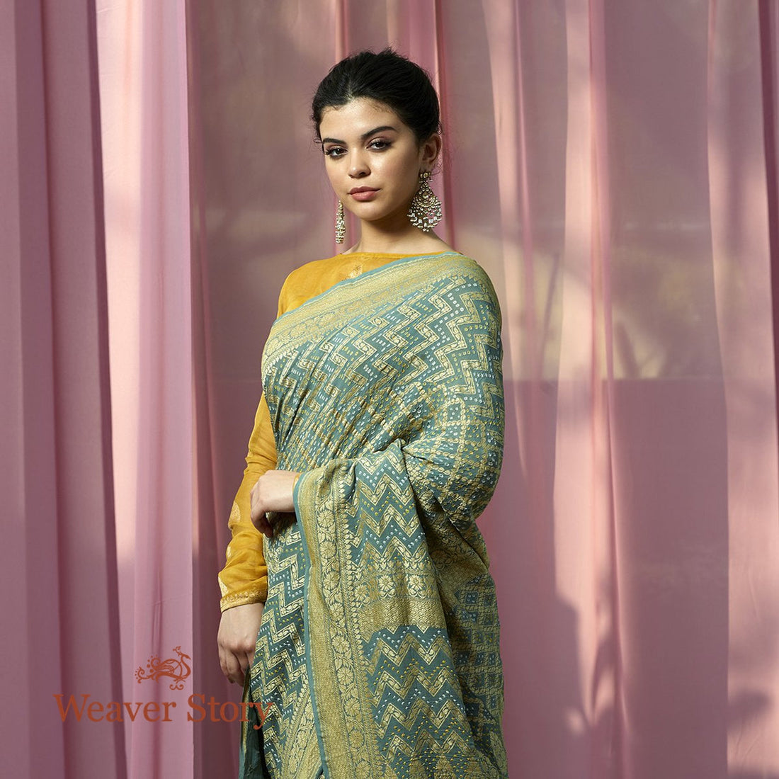 Handloom_Grey_Banarasi_Georgette_Cutwork_Bandhej_Saree_WeaverStory_01