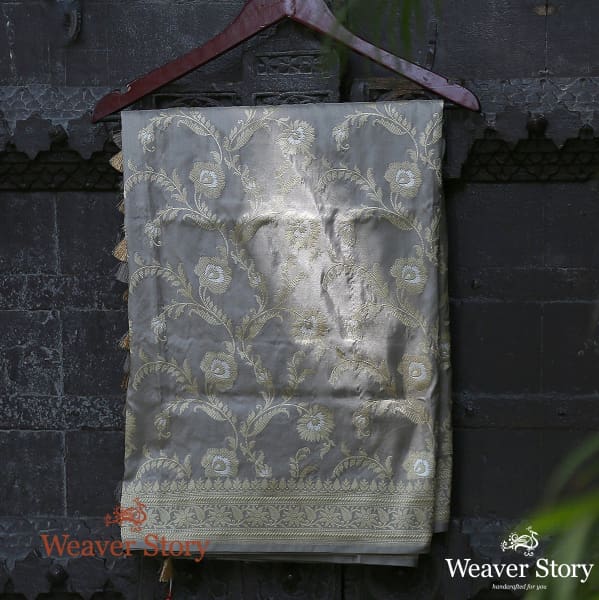 Handwoven_Grey_Kadhwa_Jangla_Dupatta_WeaverStory_01