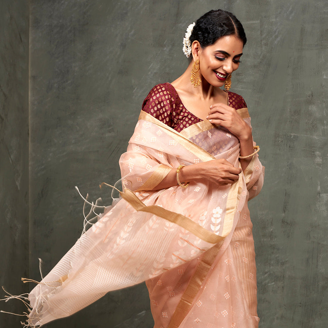 Handwoven_Light_Peach_Dhakai_Jamdani_Saree_with_White_Booti_WeaverStory_01