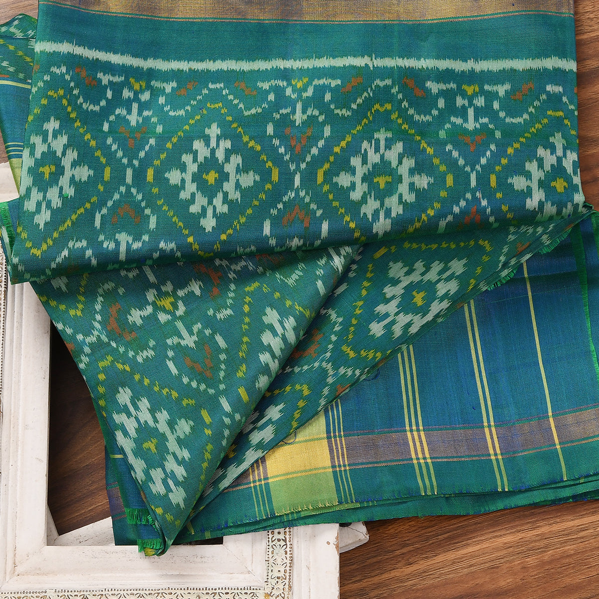 Pakata Pattern Handloom Single Ikat Patola Dupatta in Green – WeaverStory
