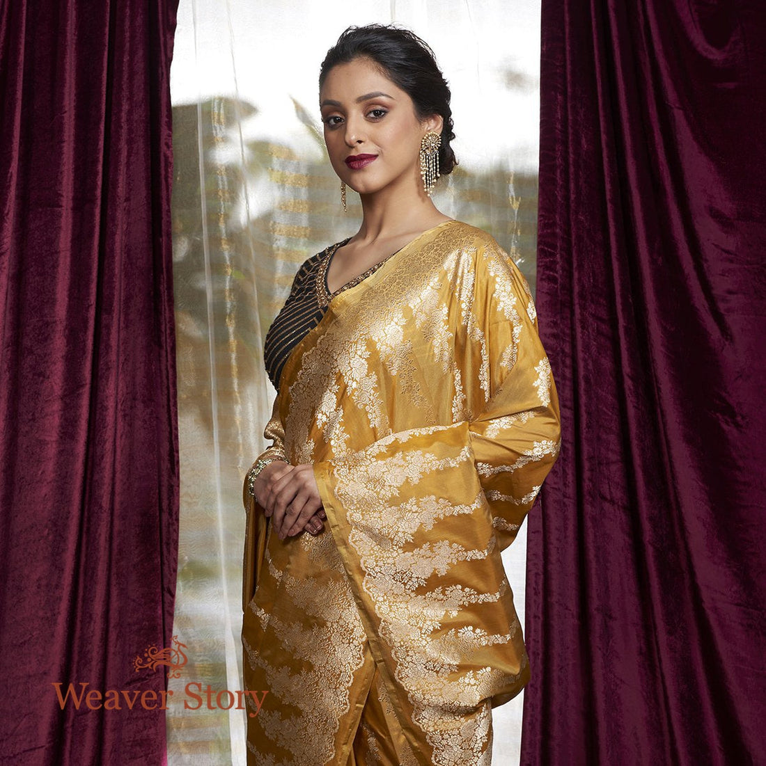 Handwoven_Gold_Banarasi_Saree_with_Floral_Bel_Woven_Vertically_WeaverStory_01