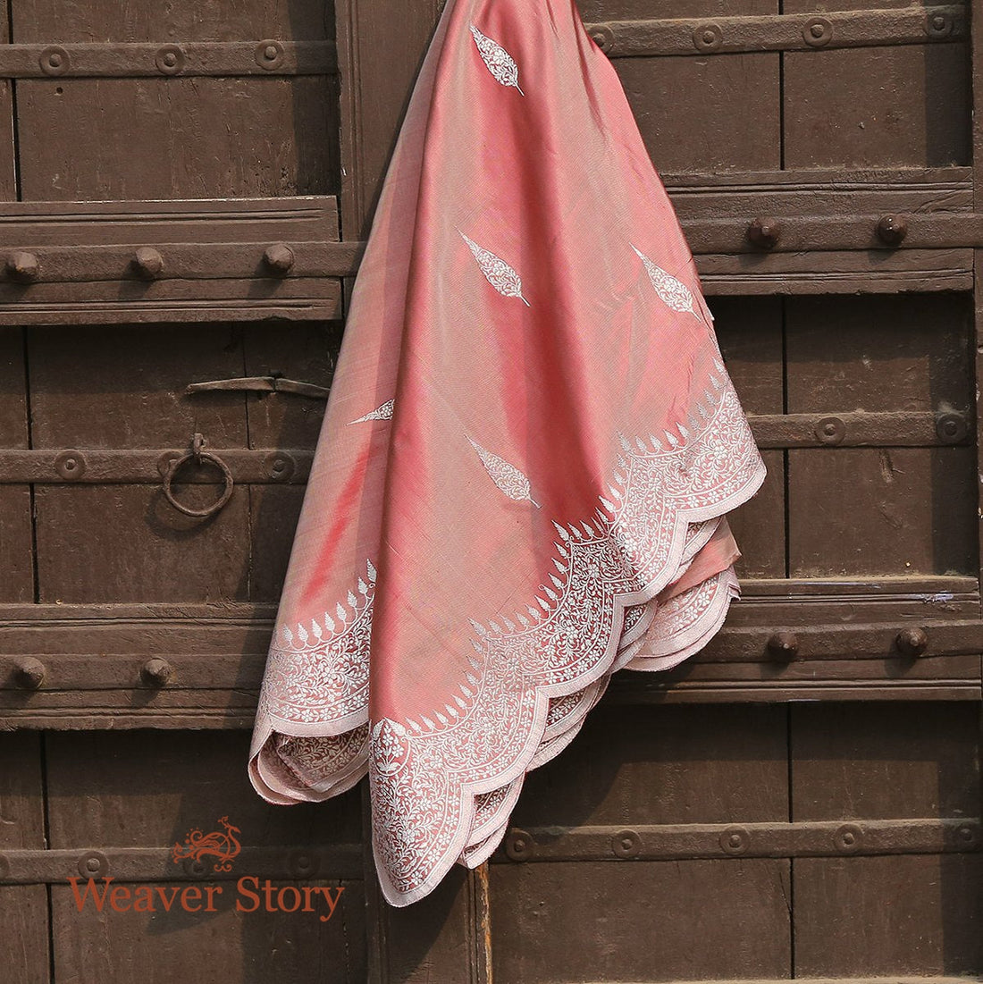 Handwoven_Peach_Dual_Tone_Banarasi_Dupatta_with_Scalloped_Borders_WeaverStory_01