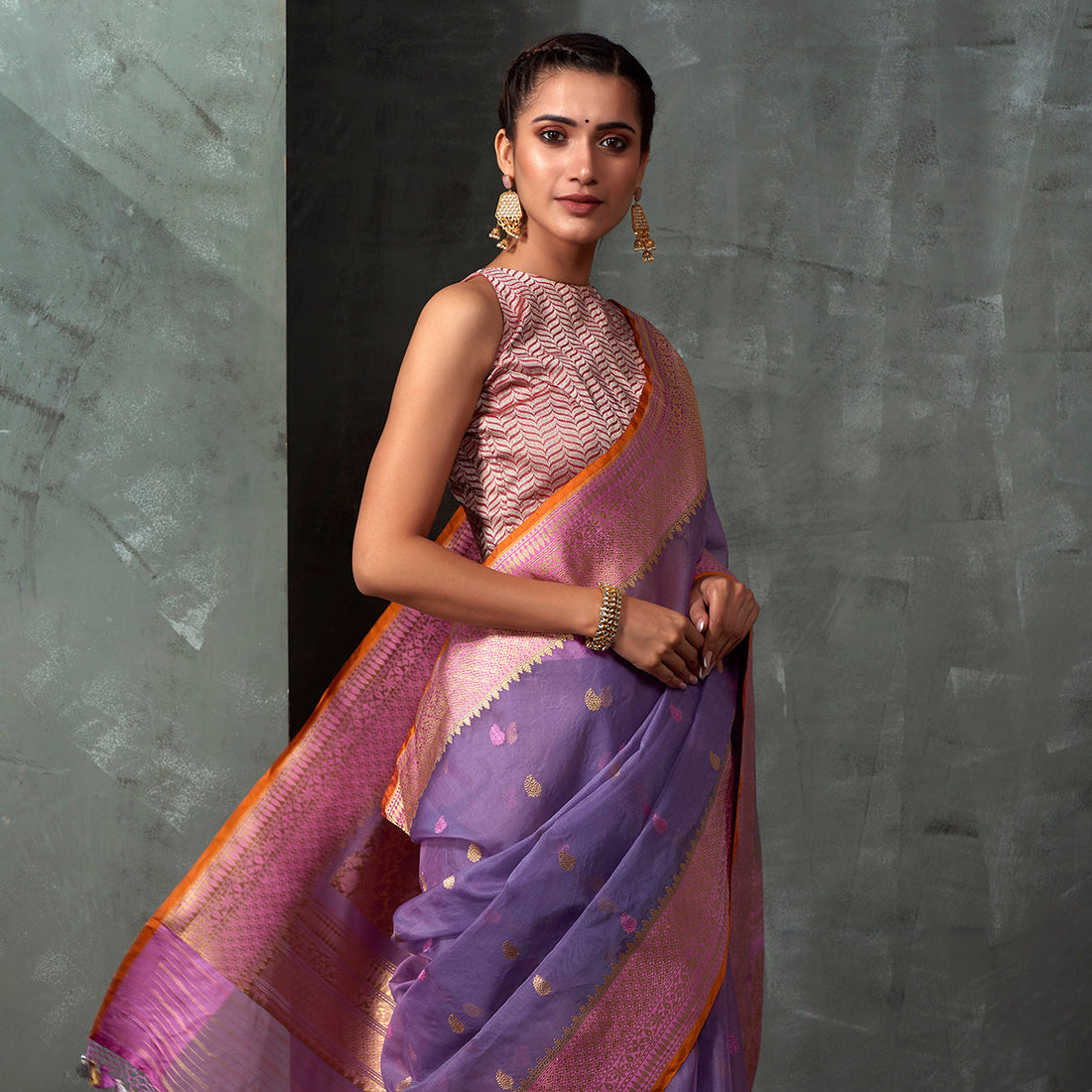 Handwoven_Lavender_Kora_Saree_With_Pink_Kadhiyal_Border_WeaverStory_01