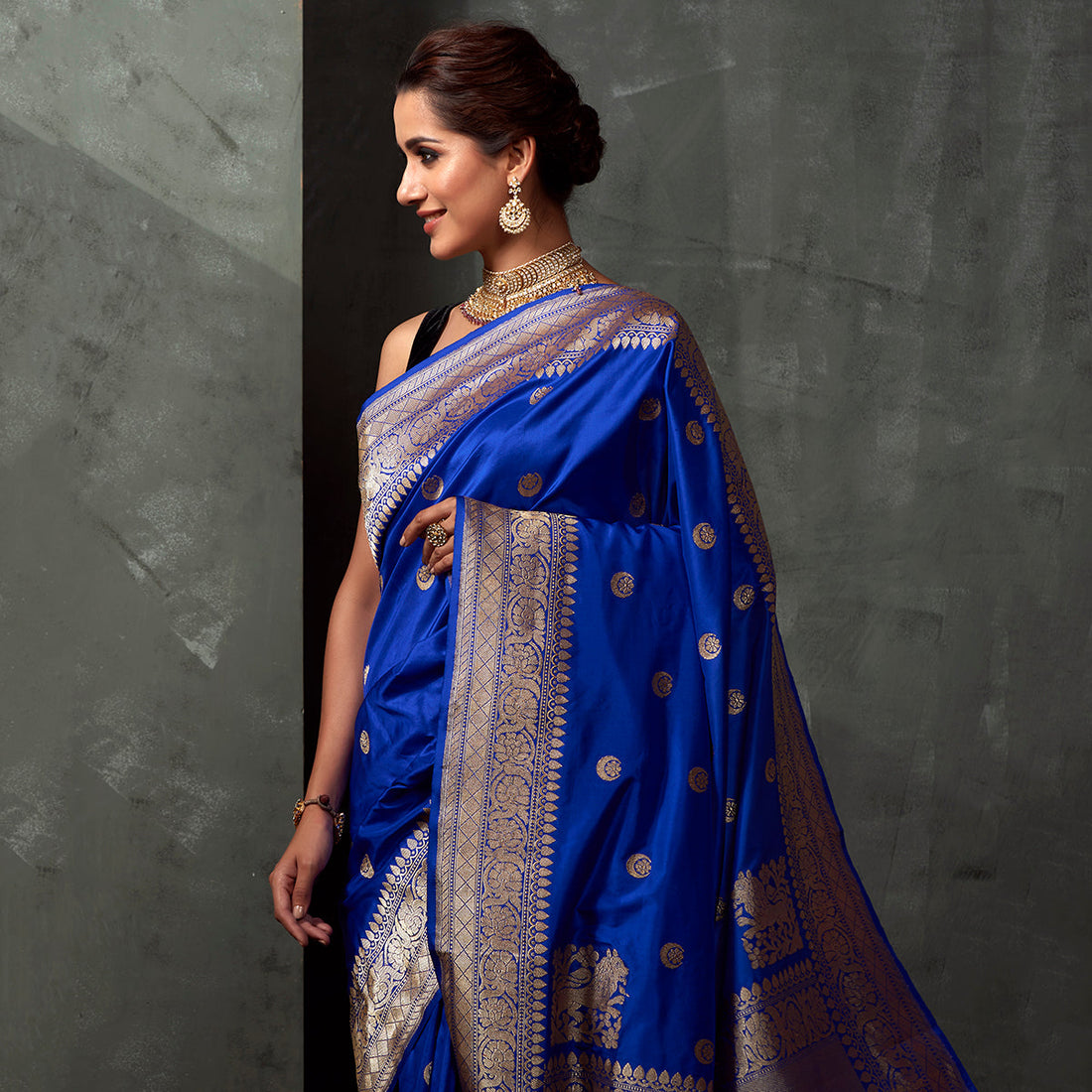 Handwoven_Royal_Blue_Chand_Boota_Saree_WeaverStory_01